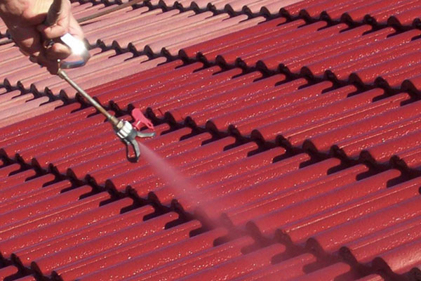 Takmålning av rött tak